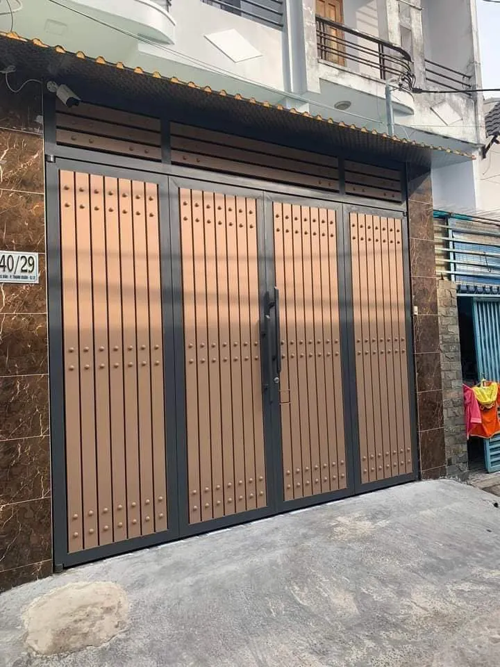 Mẫu cửa cổng sắt 4 cánh giả gỗ đẹp