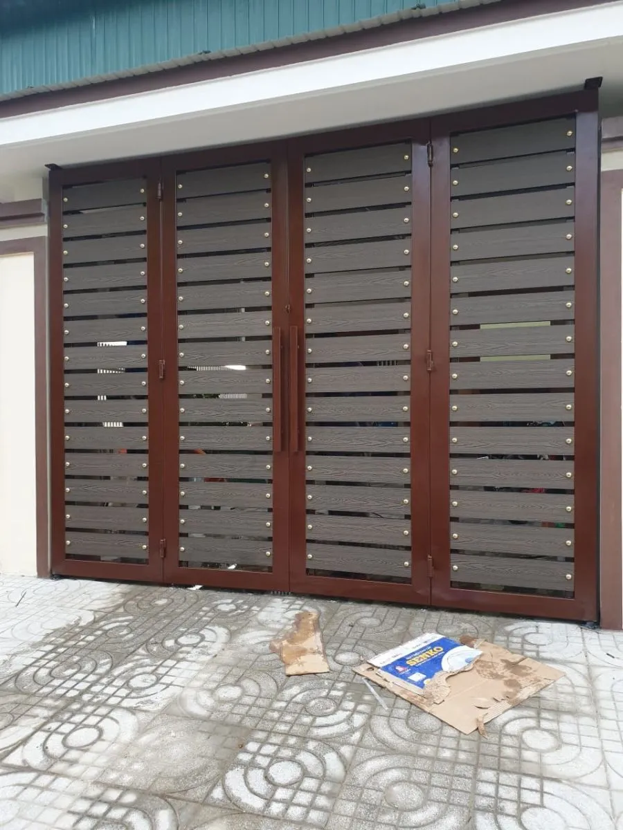 Mẫu cửa cổng sắt 4 cánh giả gỗ hiện đại