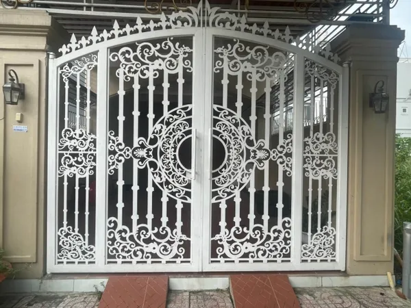 Mẫu cửa cổng CNC sắt 2 cánh với hoa văn phức tạp
