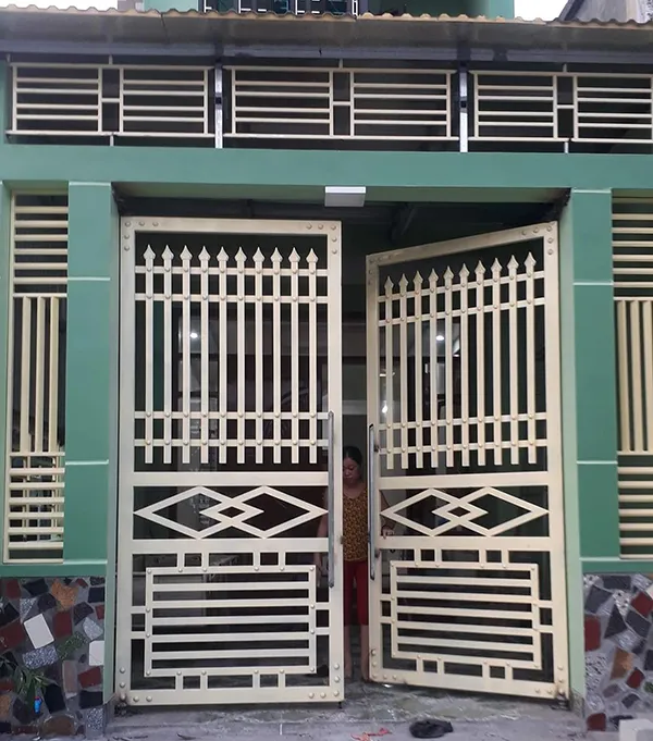 Mẫu cửa sắt kết hợp với kính cường lực