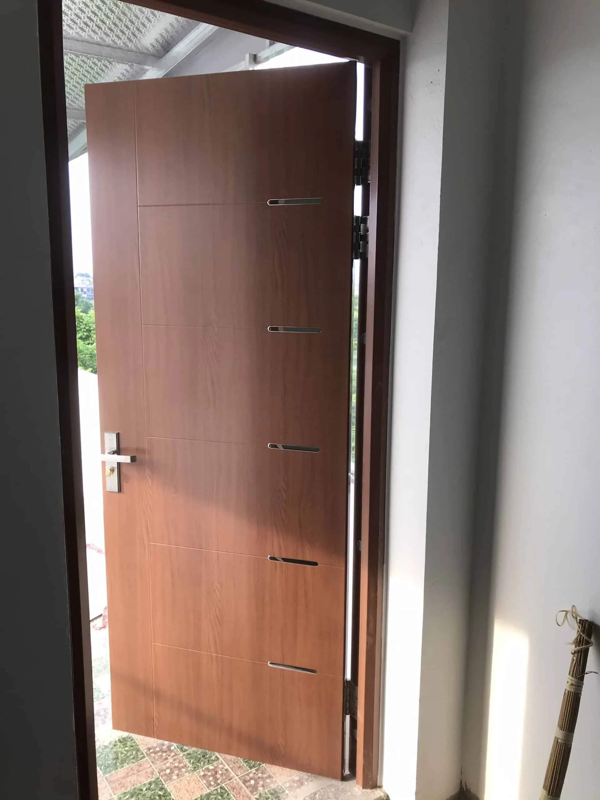 Mẫu cửa sắt 1 cánh hiện đại màu vân gỗ sang trọng