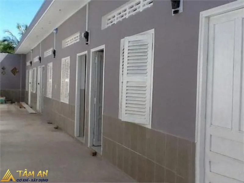 Hiện nay cửa sắt được sử dụng phổ biến tại các dãy phòng trọ nhờ chi phí rẻ