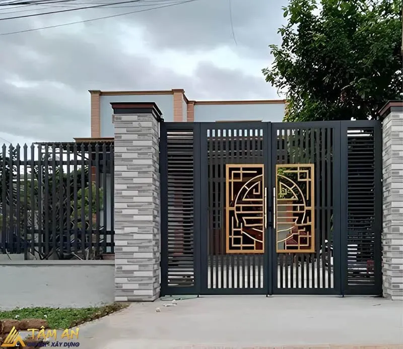 Thiết kế cửa sắt hộp 4 cánh hiện đại với gam màu đen và vàng ấn tượng