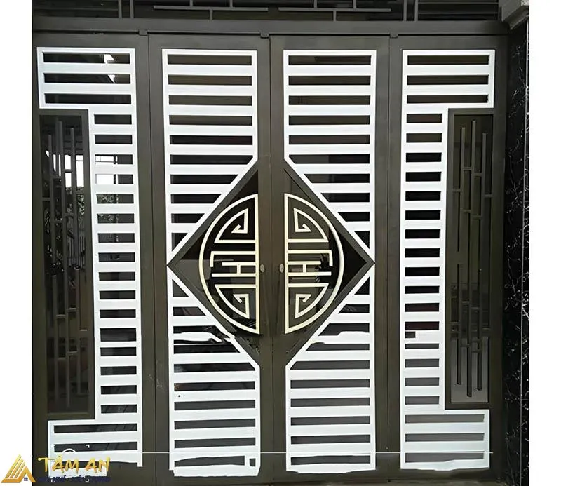 Cửa sắt 4 cánh truyền thống có sự kết hợp giữa 2 gam màu trắng - đen