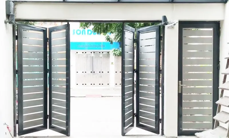Mẫu cửa sắt gấp 4 cánh (3)