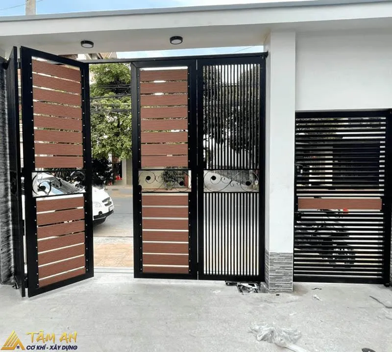 Thiết kế cửa sắt hộp 4 cánh giả gỗ sang trọng