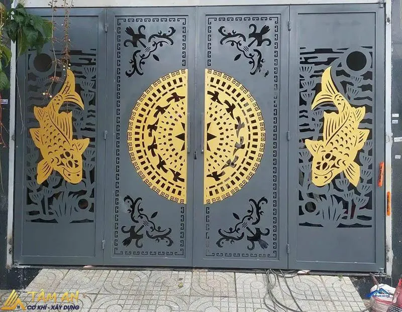 Thiết kế cửa sắt hộp 4 cánh với các họa tiết, hoa văn nghệ thuật độc đáo