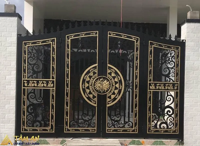 Mẫu cổng sắt 4 cánh được chế tác tỉ mỉ với nhiều hoa văn độc đáo