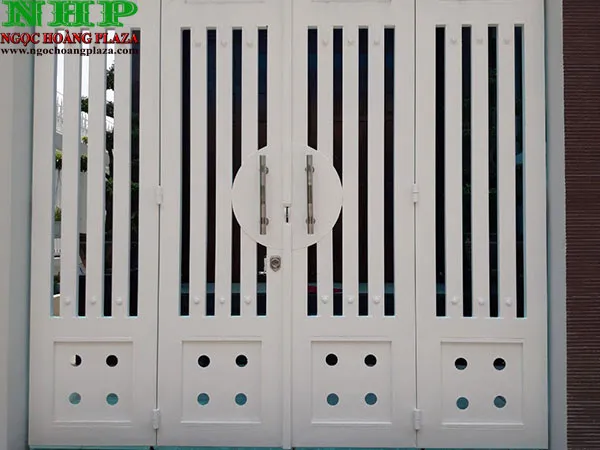 Mẫu cửa sắt pano 4 cánh cao cấp với màu sơn trắng