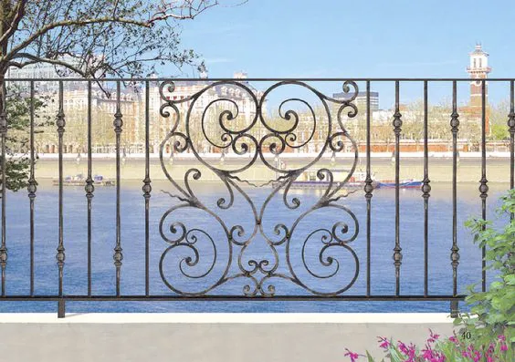 Hàng rào sắt mỹ thuật làm nổi bật kiến trúc
