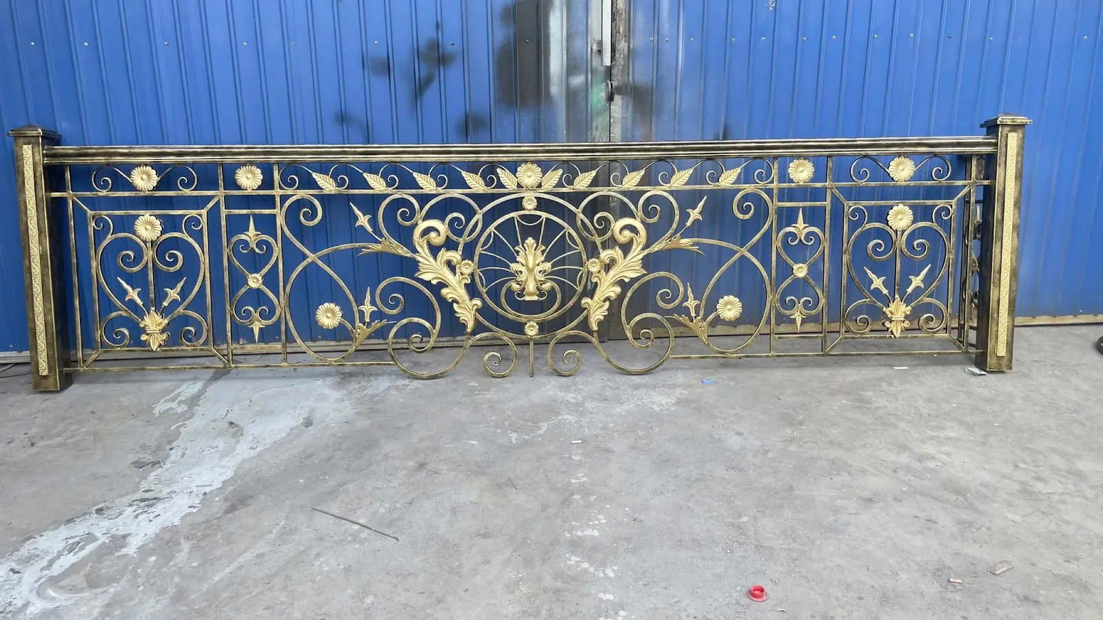 Mẫu lan can sắt ban công hợp xu hướng màu sắc đa dạng