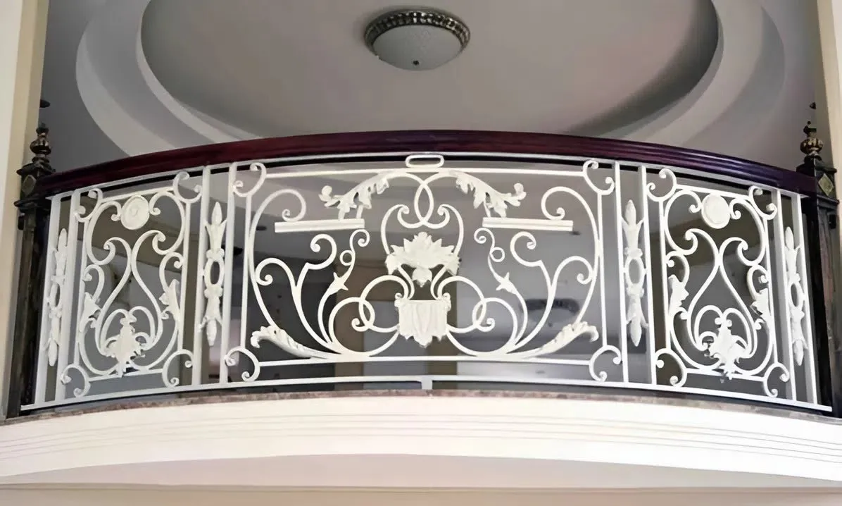 Mẫu lan can sắt ban công màu sắc hài hòa, bền đẹp