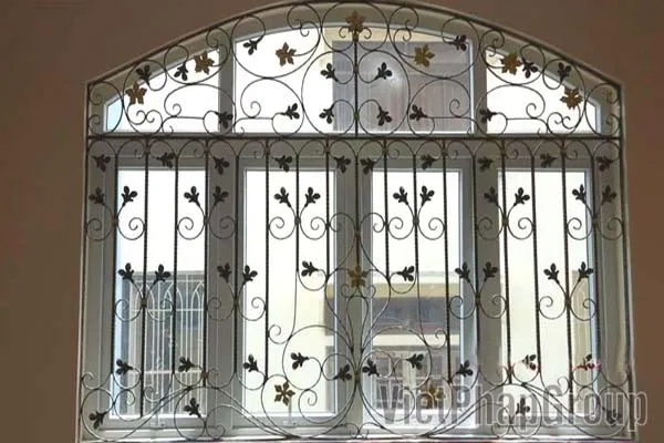 Sen hoa văn sắt nghệ thuật