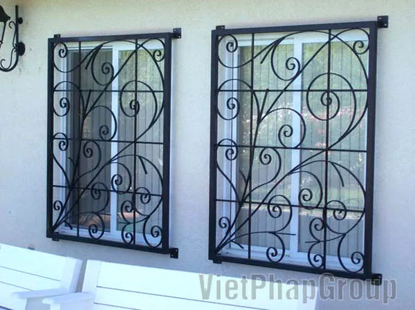 Khung cửa sắt hoa lá cành