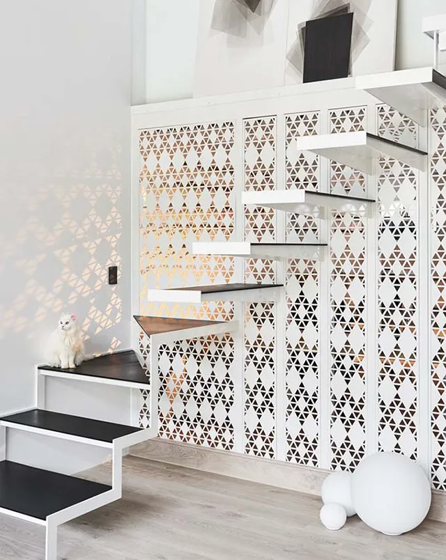 Cầu thang sắt hộp kết hợp hai tông màu trắng và đen mang vẻ đẹp đơn giản, góp phần làm nổi bật căn phòng