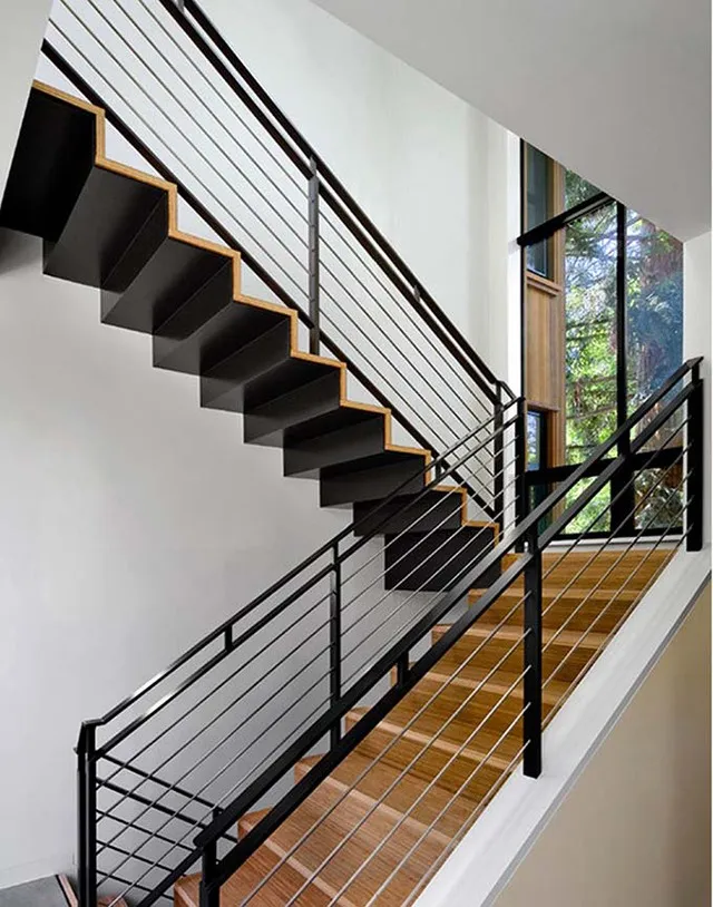 Cầu thang sắt hộp hình chữ U sơn đen kết hợp với bậc gỗ sang trọng, tạo cảm giác thoải mái khi đi lại và dễ kết hợp với các kiểu kiến trúc nhà ở