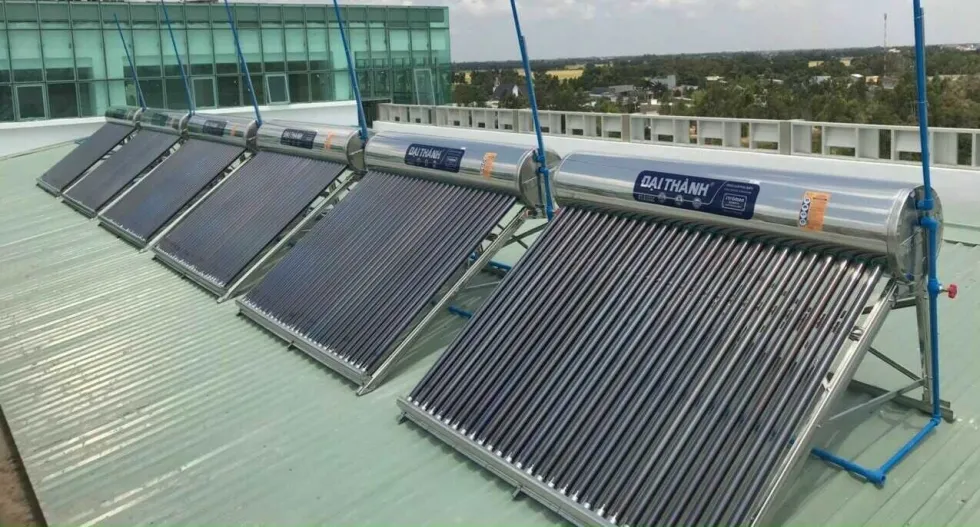 Cảnh sát đang kiểm tra hiện trường nơi nạn nhân được tìm thấy