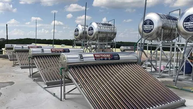 Cảnh sát đang kiểm tra hiện trường nơi nạn nhân được tìm thấy