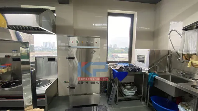 Máy rửa bát cửa sập hiện đại tại khu bếp ăn công nghiệp tại Hà Nội