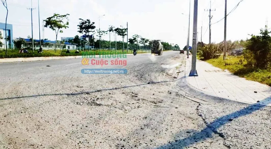 Do thường xuyên phải “cõng” các xe trọng tải lớn nên con đường nhanh chóng bị xuống cấp, gây khó khăn cho người tham gia giao thông