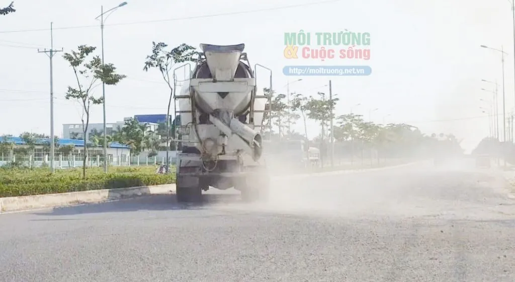 Đường không được tưới nước và lốp xe không được rửa, nên kéo theo đất cát ra đường gây bụi mù mịt, bụi bốc lên bao trùm cả khu vực