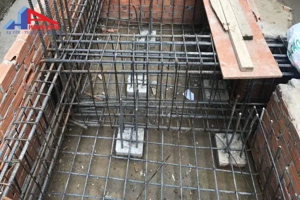 bố trí thép đài móng cọc lệch tâm thi công