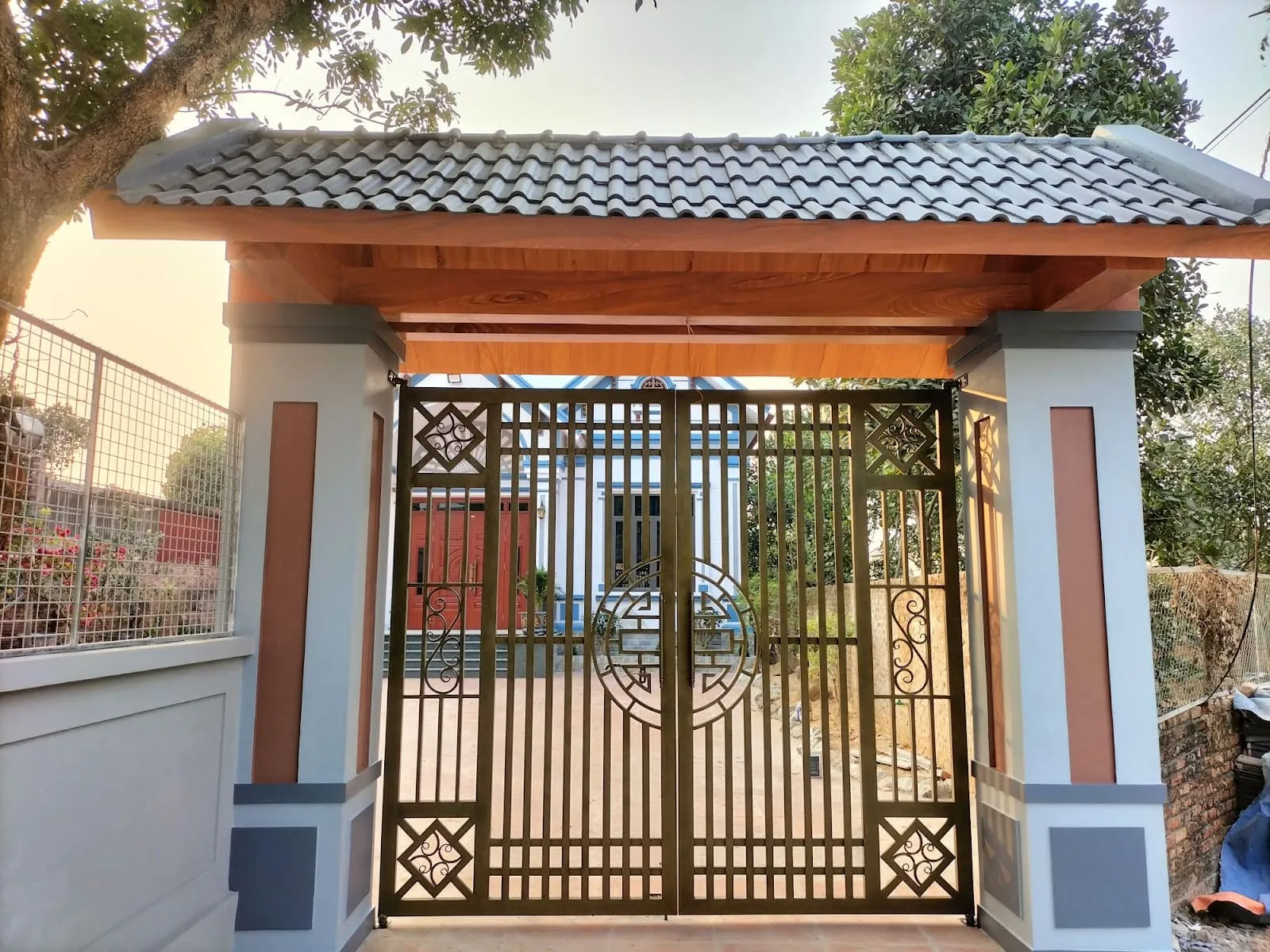 Một số mẫu cổng sắt 4 cánh đẹp nhất hiện nay