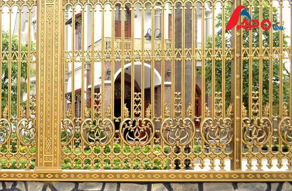 Cảnh minh họa vẻ đẹp của sơn cửa sắt màu vàng đồng