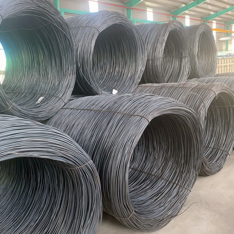 Các cuộn nguyên liệu thép dây thô trước khi đưa vào dây chuyền sản xuất