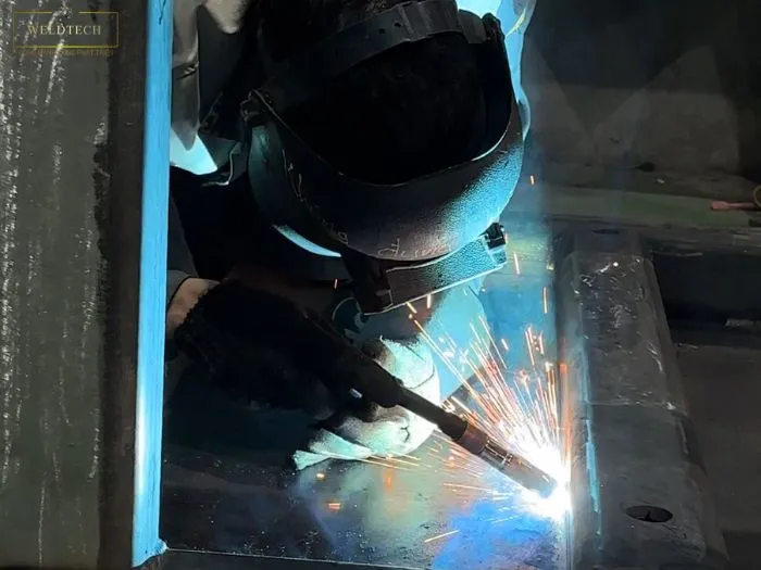 Nguyên nhân gây đau mắt khi hàn sắt