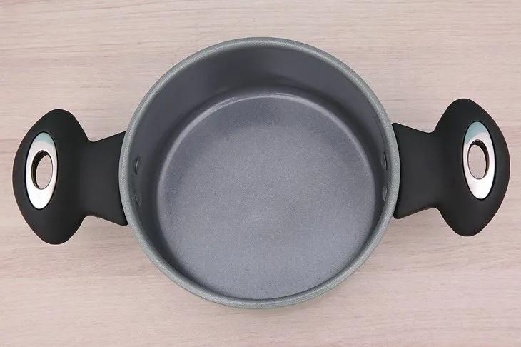 Nồi nhôm nắp kính 16 cm Happycook HCA-CG16 thiết kế lòng nồi phủ lớp chống dính Ceramic