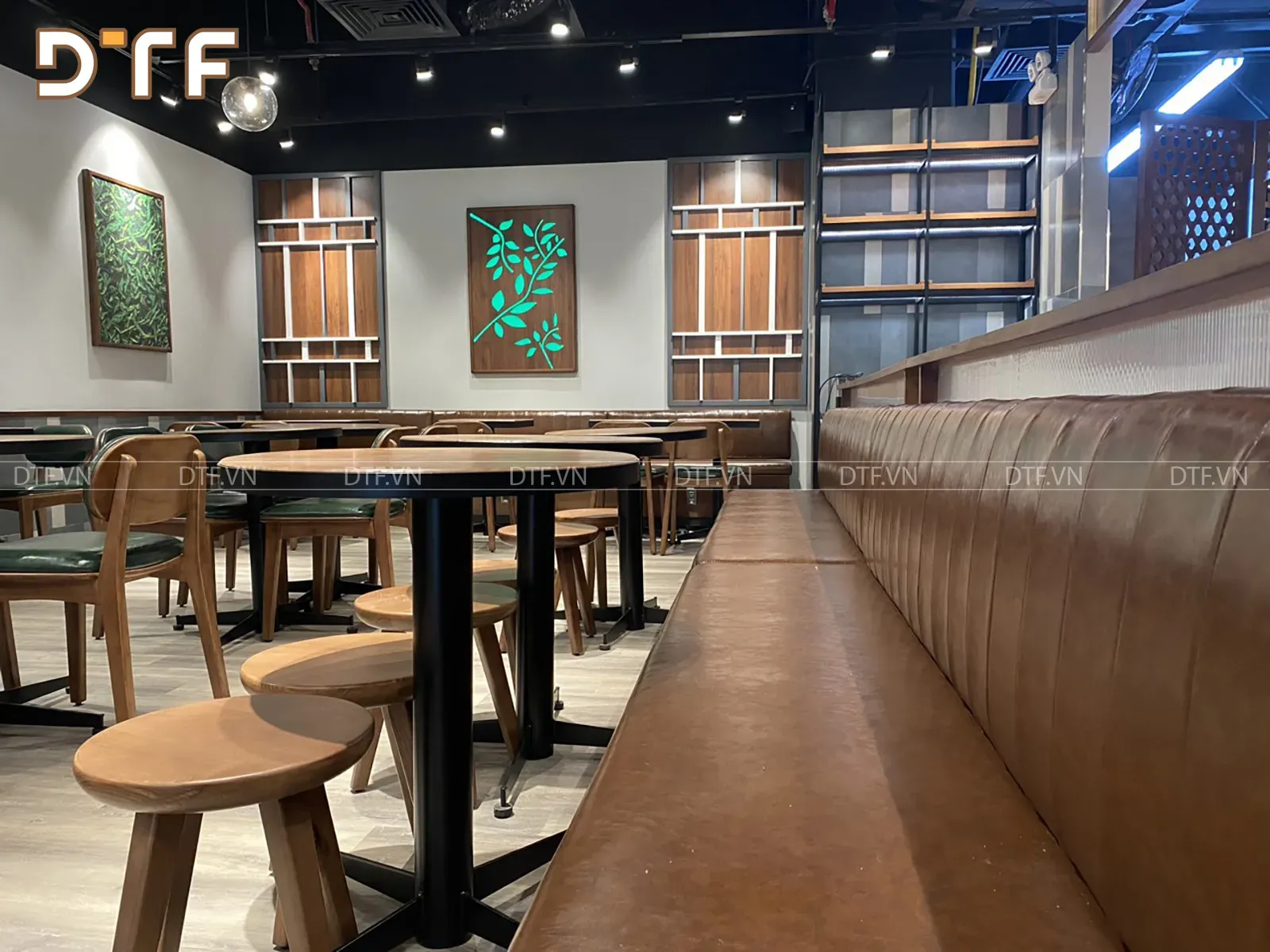 Những dãy ghế da dài hoàn thiện tỉ mỉ tại Phúc Long MPlaza