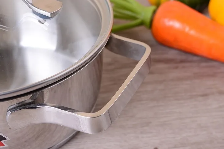 Nồi inox 3 đáy nắp kính 16 cm HappyCook N16 MLGP tay cầm được thiết kế chắc chắn giúp dễ dàng bê nhắc
