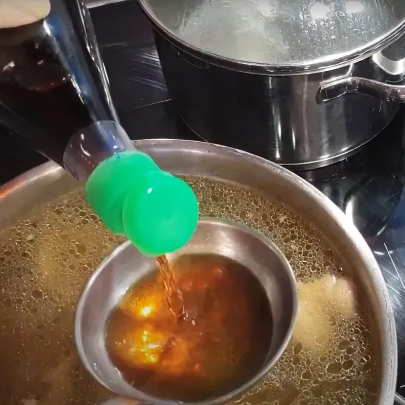 Nồi nước dùng tiếp tục được ninh lần hai sau khi vớt bắp bò và gia vị, để tối ưu hóa vị ngọt tự nhiên từ xương bò cho phở Hà Nội