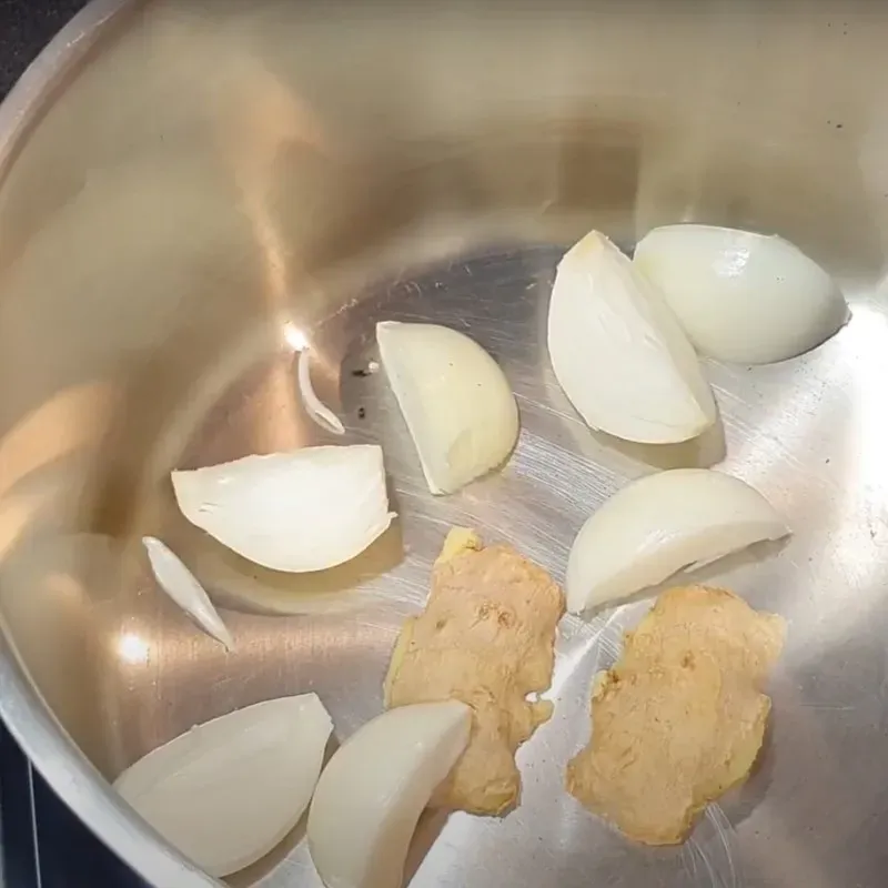 Nướng hành tây và gừng trên nồi giúp nước dùng phở bò Hà Nội có vị ngọt tự nhiên và mùi thơm dịu nhẹ, góp phần vào hương vị đặc trưng