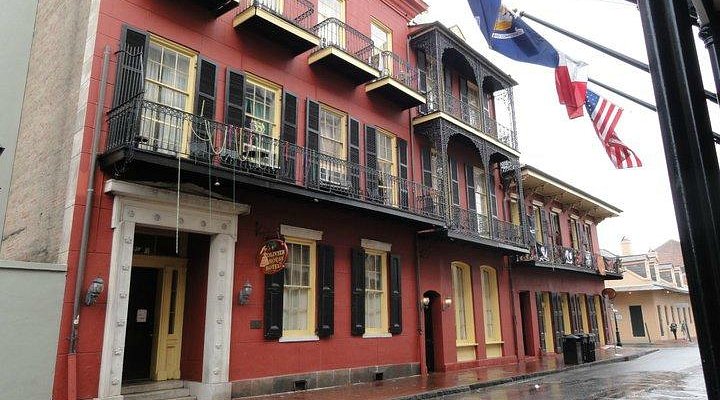 Khách Sạn Đường Sắt Mật Sơn: Khám Phá Di Sản Kiến Trúc Độc Đáo