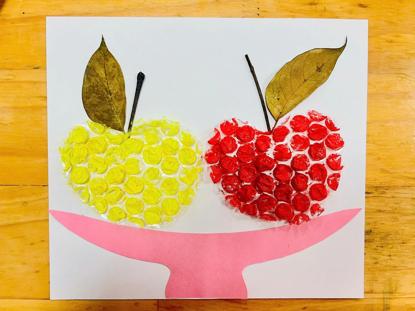 Bức tranh quả táo hoàn thiện với màu sắc rực rỡ