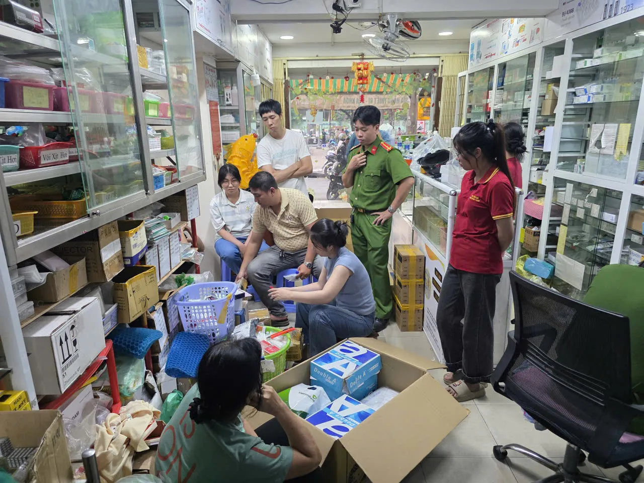 Cơ quan Công an khám xét Cửa hàng Trang thiết bị nha khoa Tản Đà, thu giữ hàng trăm lọ sản phẩm chứa arsenic trioxide không rõ nguồn gốc