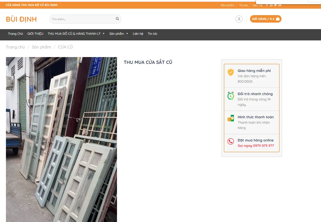 Cửa sắt kéo cũ đang được lắp đặt