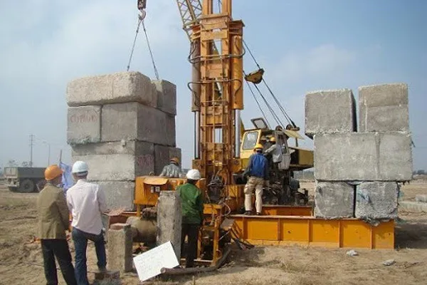 Đơn vị thi công cần dùng cần trục cẩu cọc đưa vào vị trí ép