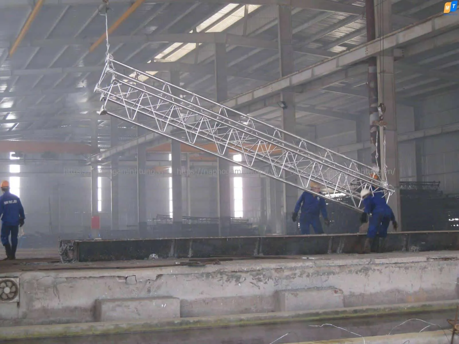 Công đoạn làm sạch bề mặt thép trước khi mạ