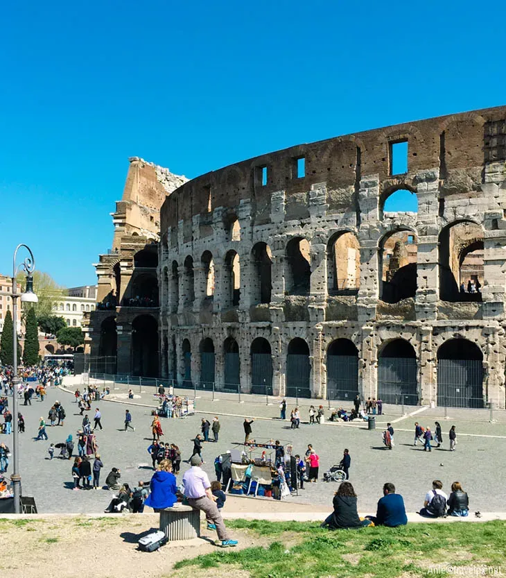 Quang cảnh bên ngoài Đấu trường Colosseum, biểu tượng kiến trúc hùng vĩ của nền văn minh la mã cổ đại