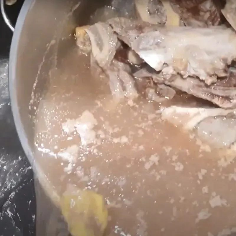 Rửa lại xương bò thật kỹ sau khi chần để đảm bảo loại bỏ hoàn toàn bọt bẩn, mang lại nước dùng phở bò Hà Nội trong vắt