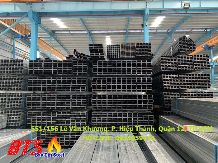 Kiểm tra chất lượng thép hộp mạ kẽm 10x10 trước khi xuất hàng cho khách