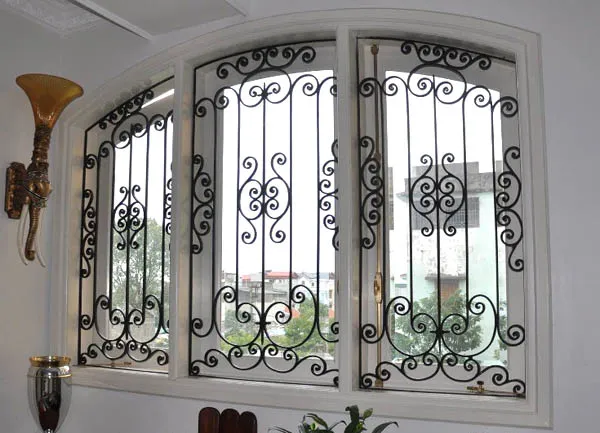 Khung bảo vệ cửa sổ sắt lá dập hoa văn hiện đại