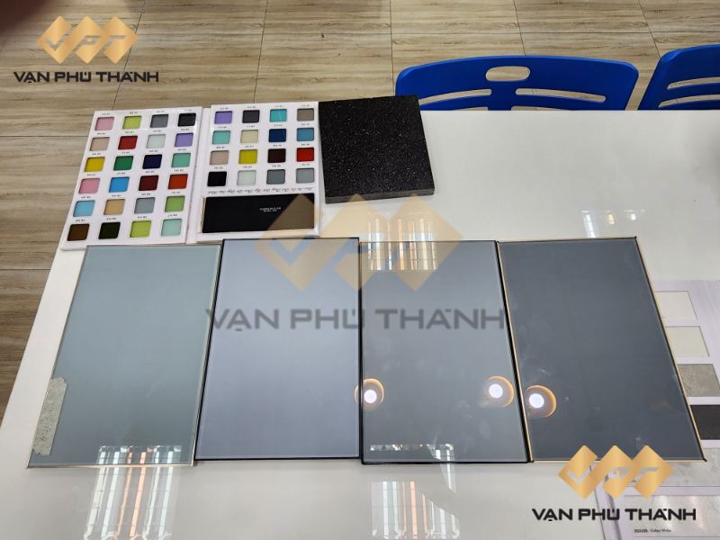 Các mẫu cánh kính lắp đặt tủ bếp cánh kính cường lực khung inox