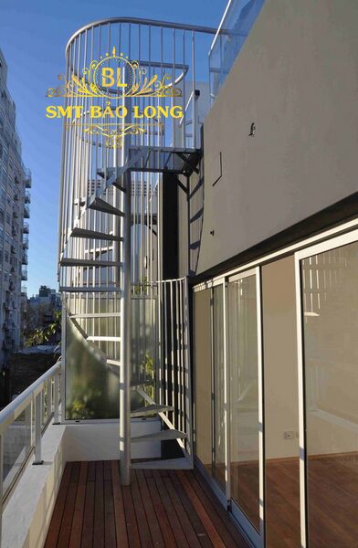 Cầu Thang Sắt Thoát Hiểm Ngoài Trời: Giải Pháp An Toàn Và Thẩm Mỹ Cho Mọi Công Trình