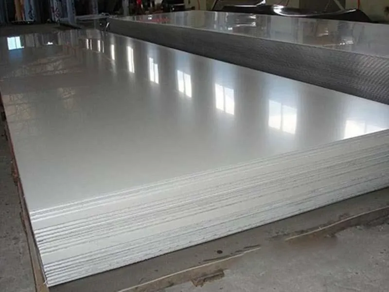 Cận cảnh tấm inox 304 dày 2mm với bề mặt bóng gương