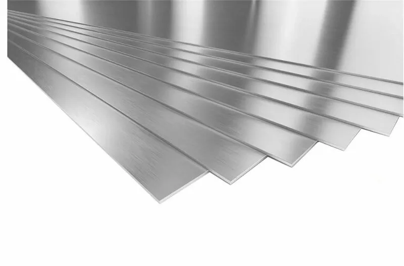 Nhân viên tư vấn tại kho hàng của Inox Gia Hưng