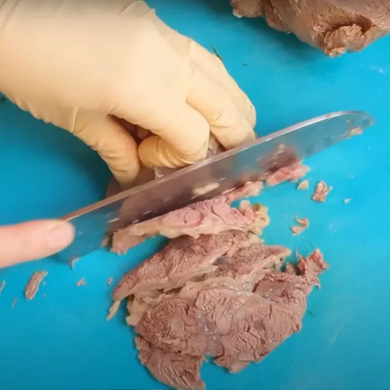 Thái lát mỏng bắp bò chín sau khi đã làm nguội đúng cách, đảm bảo từng miếng thịt mềm thơm khi thưởng thức phở bò Hà Nội